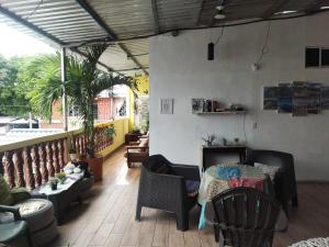 Habitación con patio con mesa y sillas. en Hostal Santa Marta en La Unión