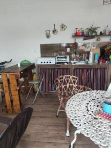Hostal Santa Marta في لا يونون: غرفة معيشة مع طاولة ومطبخ