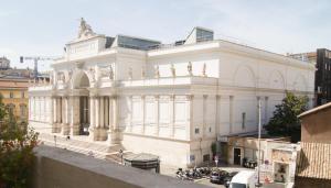 un gran edificio blanco con estatuas encima en Esposizione Luxury Rome en Roma
