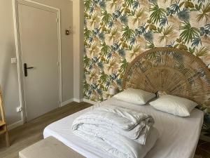 um quarto com uma cama grande e uma cabeceira em madeira em Vue magnifique em Vernet-les-Bains