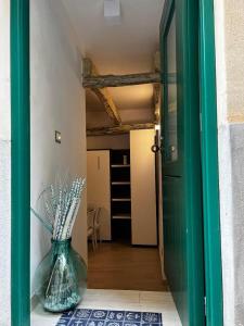 a green door with a vase of flowers in a room at Vicolo Garibaldi in Tropea