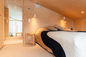 Un dormitorio con una cama grande y una ventana grande. en Villa Kuuru Hillside, en Ruka