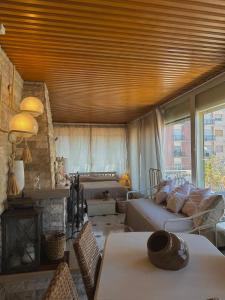 ein Wohnzimmer mit einem Sofa und einem Kamin in der Unterkunft Dolce Farinella in Putignano