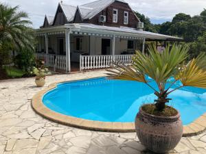 basen z domem w tle w obiekcie Villa avec piscine et spa Montebello Petit-Bourg w mieście Petit-Bourg