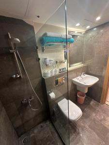 een badkamer met een douche, een toilet en een wastafel bij Scarab ES 03 GF One Bedroom Gouna in Hurghada