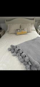 Una cama blanca con un montón de almohadas. en Roseberry Loft en Nunthorpe