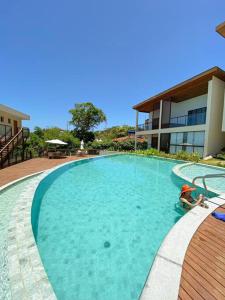 einem großen Pool vor einem Gebäude in der Unterkunft Amerigo Loft Jardim - Morro de Sao Paulo Lofts in Cayru