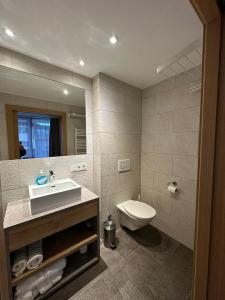 キュータイにあるModern ski-in Appartement 2020m Kühtaiのバスルーム(洗面台、トイレ、鏡付)