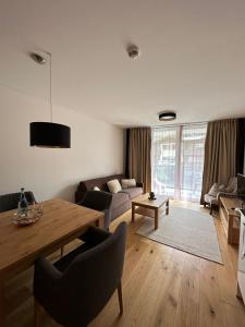 uma sala de estar com uma mesa e um sofá em Modern ski-in Appartement 2020m Kühtai em Kühtai