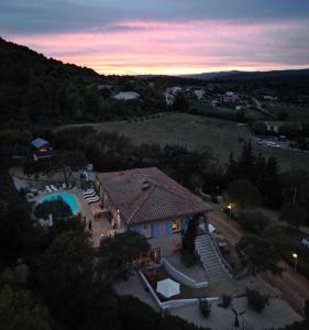 una vista aérea de una casa con piscina en NOUS, en Agel