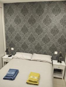 een slaapkamer met een bed met twee handdoeken erop bij APARTAMENTO COLON GARAJE Gratuito in Logroño