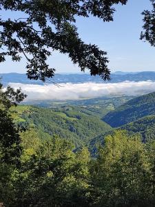 een uitzicht op een vallei met wolken in de verte bij Piece of Heaven in Samobor