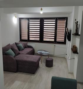 uma sala de estar com um sofá e uma mesa em Zamak em Niš