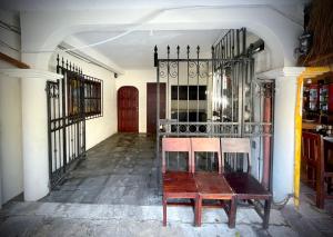 eine Holzbank in einem Zimmer mit Tor in der Unterkunft Casa Creunza de Mar in Playa del Carmen