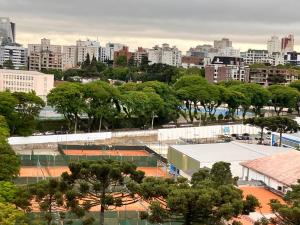 uitzicht op een tennisbaan in een stad bij Apart Centro Acomoda 10 in Curitiba