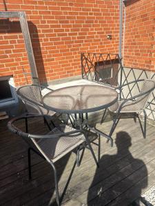 - une table et deux chaises sur la terrasse dans l'établissement Rum C, à Södervärn
