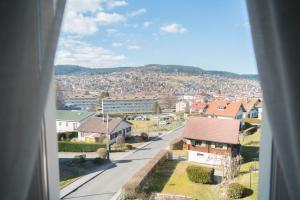 una vista desde la ventana de una ciudad en Gîte l'Améthyste 3 appartements, en Gérardmer