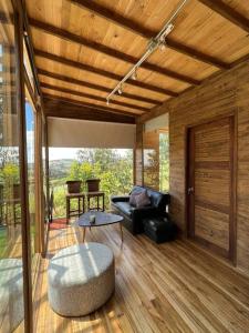 una sala de estar con un sofá y una mesa en Chalet VIP . Jacuzzi, espectacular, en Subachoque