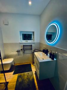 een badkamer met een wastafel, een bad en een spiegel bij Ferienwohnung Niederlaasphe in Bad Laasphe