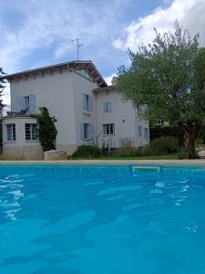 ein Haus mit Pool davor in der Unterkunft La maison basque in Sainte-Livrade-sur-Lot