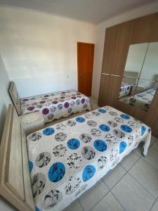 ein Schlafzimmer mit einem Bett mit einer Bettdecke darauf in der Unterkunft Casa Bellatorres in Passo de Torres