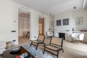 - un salon avec deux chaises et une cheminée dans l'établissement BNBHolder Luxury II SOL, à Madrid