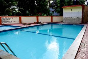 una gran piscina de agua azul en Bahari Pride Apartment, en Mombasa