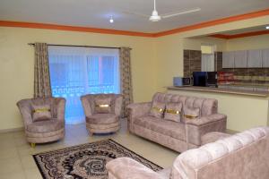 sala de estar con 2 sofás y 2 sillas en Bahari Pride Apartment, en Mombasa