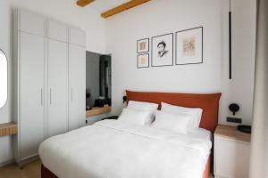 una camera da letto con un grande letto bianco con cuscini bianchi di Boutique Hotel HOH a Zagabria