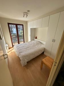 une chambre avec un lit, une fenêtre et une table dans l'établissement CREVETTE Gezellig appartement met zonnige terrassen en zeezicht - Toplocatie!, à Coxyde