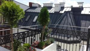 un edificio en blanco y negro con plantas en un balcón en Fortune Old Town boutique hotel, en Poznan