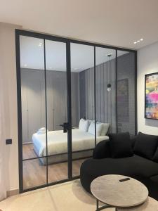 a living room with a couch and a bed at Magic Appartement Luxury Gauthier 04 in Casablanca