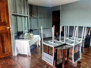 um quarto com uma mesa e duas cadeiras e uma mesa e uma mesa; em Chocolate Village & pool em Jiménez