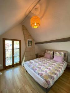 Un pat sau paturi într-o cameră la Gîte de charme au cœur du saumurois
