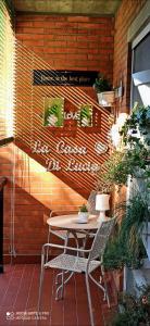 ベルガモにあるLa casa di Luciaのパティオ(テーブル、椅子2脚付)