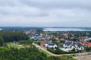une vue aérienne sur une ville avec un lac dans l'établissement Niechorze Modrzewiowa Apartament, à Niechorze