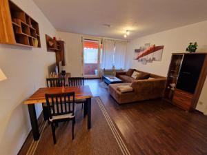 a living room with a table and a couch at 2-Zimmer Messe-Apartment Nbg-Langwasser 60qm in Nuremberg
