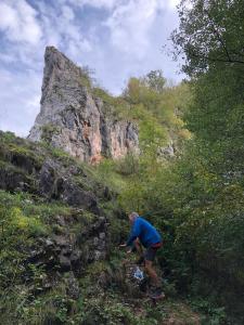 Ein Mann, der auf einem Berg einen Hügel hinaufgeht in der Unterkunft Viata Naturala Green Life in Gălăşeni