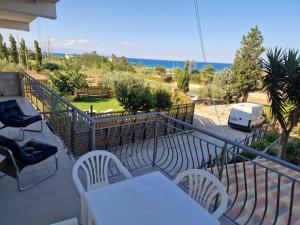 balcón con mesa, sillas y vistas al océano en Nina's house 3 , a 300 metri dal mare, en Santa Caterina Dello Ionio Marina