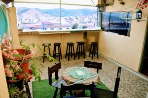 balcón con mesa, sillas y vistas en Cusqueñita 3, en Cusco