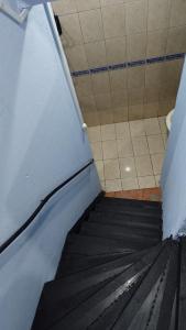 una escalera en un baño con ducha y suelo de baldosa en Natural Pacific Suites, en Manuel Antonio