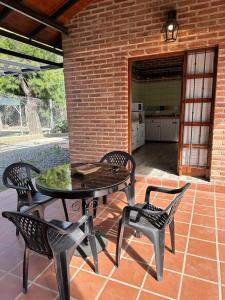 賈爾迪諾別墅的住宿－Valle Verde，一个带桌椅的庭院和一间厨房