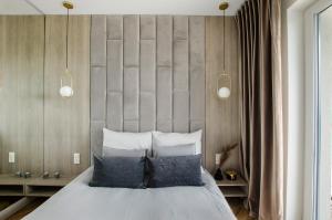 a bedroom with a bed with three pillows at SKY Home- Angel Apartament -Neopolis, Centrum, Parking, Klimatyzacja, Dostęp na Kod in Łódź