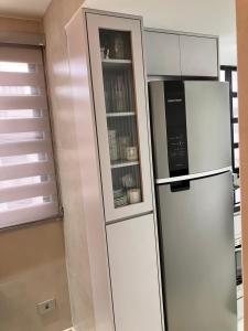 een witte koelkast in een keuken naast bij Apart Centro Acomoda 10 in Curitiba