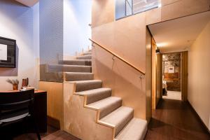 una escalera en una casa con escalera en The Thomas Gregg Apartments, en Dunedin