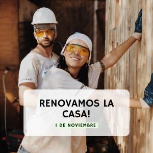 a man and woman holding a sign that reads revenues la csa at Habitaciones Centricas en una casa Valenciana in Valencia