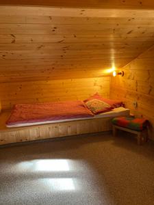 1 dormitorio con 1 cama en una cabaña de madera en Ski in - Ski out am Hauser Kaibling, en Haus im Ennstal