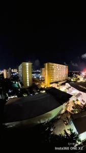 vistas a una ciudad por la noche con edificios en Elevate at 902 - Cityscape Tower Condominium - with Netflix, Near SM, Ayala, IT Park, en Mandaue