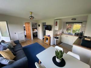 uma sala de estar com um sofá e uma mesa em 27 Sea Valley Chalet em Bucks Mills