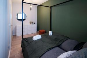 City Center Unique Boutique Apartment في هامبورغ: غرفة نوم عليها سرير وفوط